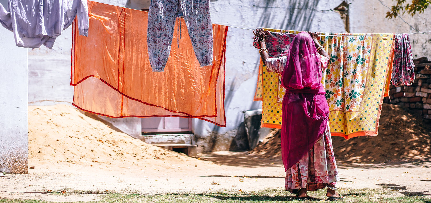 Frau, die Wäsche aufhängt, Raum Indien